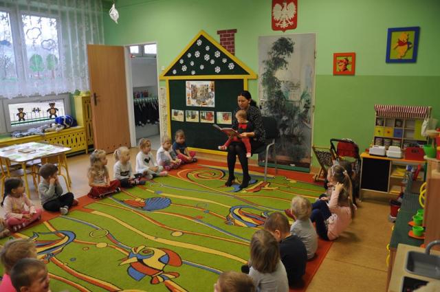 Czytanie bajek gr. Żółwiki