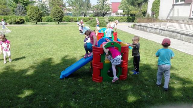 zabawy w ogrodzie 